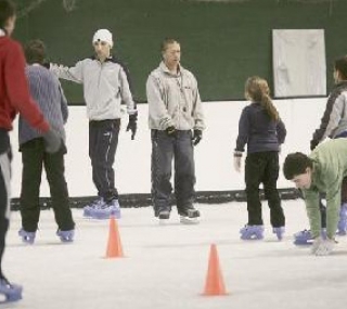 Más de 1.200 niños pasan en solo cinco días por la pista de hielo de Villanueva