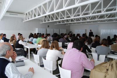 El presidente del Colegio de Farmacéuticos, Juan Carlos Gimeno, imparte una charla informativa en la USJ