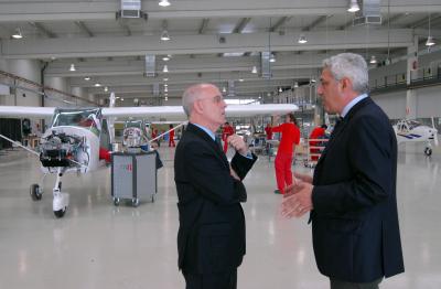 Larraz visita la empresa Tecnam, que producirá un segundo modelo de aeronave en Villanueva de Gállego