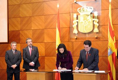 El ministerio financiará la urbanización de 414 pisos protegidos.Beatriz Corredor firmó un convenio con los alcaldes de Zaragoza y Villanueva.