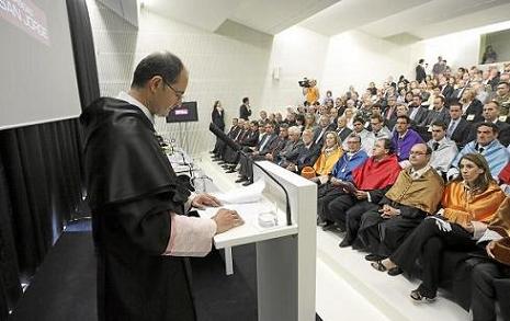 Pérez Caseiras toma posesión como rector