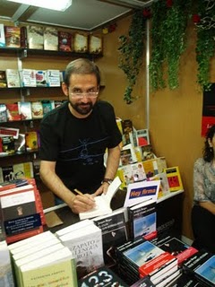 Joaquín Berges firma sus novelas en la Feria del Libro de Zaragoza