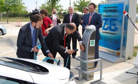 La USJ inauguró ayer un punto de recarga de coches eléctricos en un acto en el que Renault presentó su nuevo vehículo eléctrico, llamado Zoe